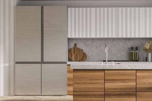 Image 1: Kitchen fronts with different surfaces look lively and valuable. Real wood veneer makes the kitchen individual and elegant in the process. Photo: ismagilov/iStock.com